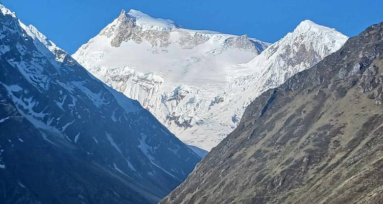 Mountain surrounded by blue sky.