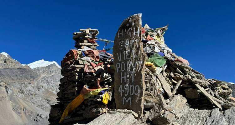 Cairn with a painted sign at 4900 meters.