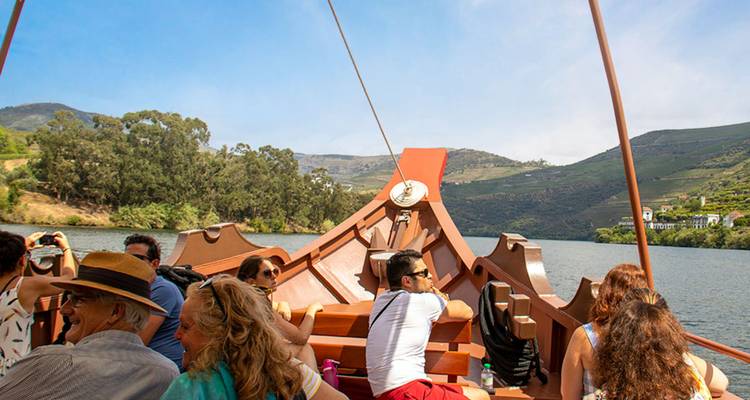 Un grupo de personas en un recorrido en barco por un río pintoresco.