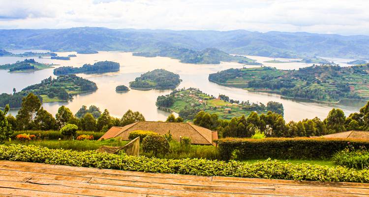 Vue panoramique d'un lac entouré de collines et d'îles.