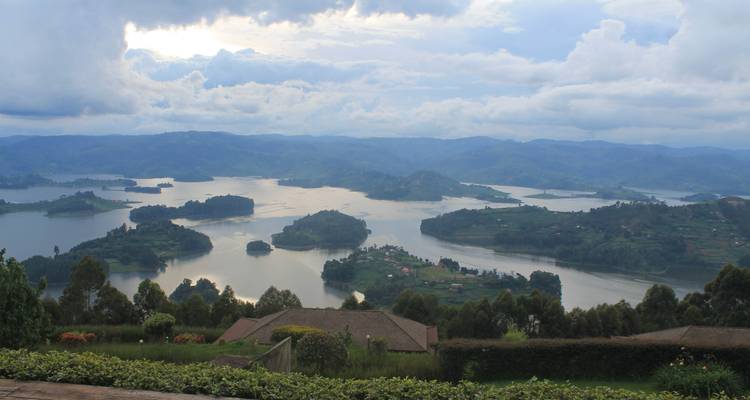 Vue nuageuse d'un lac avec des collines et des îles.