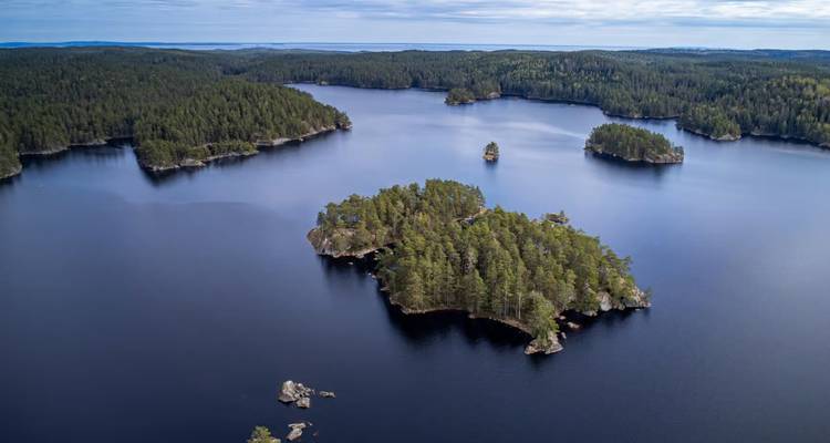 Vue aérienne d'îles boisées dans un lac.