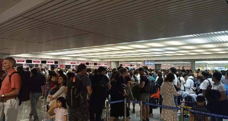 Un terminal d'aéroport bondé avec beaucoup de personnes qui font la queue.