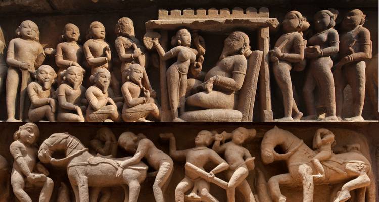 Sculptures représentant des scènes antiques incluant des personnages et des animaux.