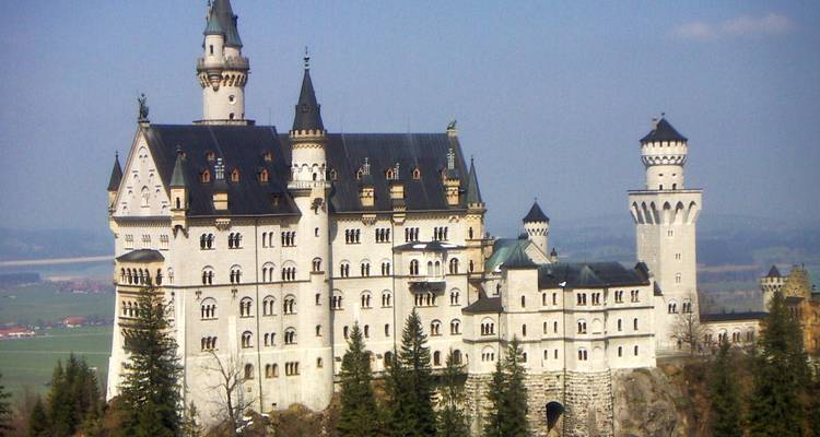 Le château emblématique de Neuschwanstein sur fond de montagnes.