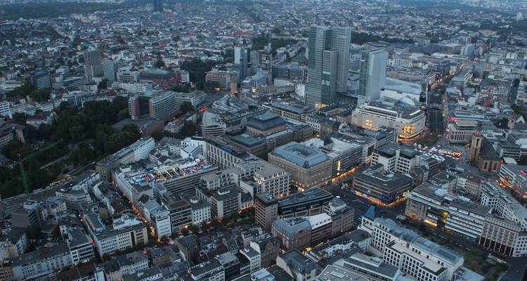Vue aérienne de Francfort avec divers bâtiments modernes.
