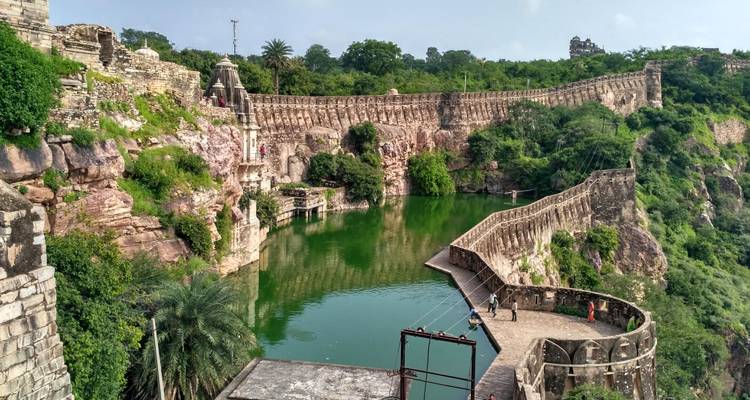 Un fort avec de grandes murailles et un plan d'eau en contrebas.