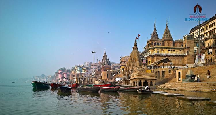 Ghats de Varanasi con templos, embarcaciones y una marca de agua visible.