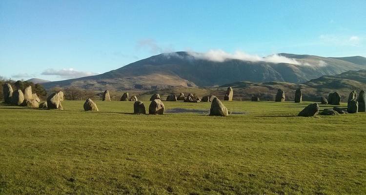 Steinkreis vor einer Kulisse aus sanften Hügeln.