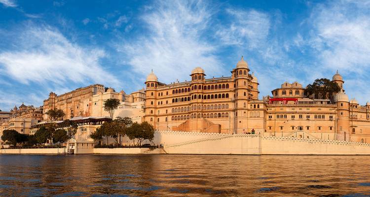 Extérieur du Palais de la Ville avec ciel bleu à Udaipur.