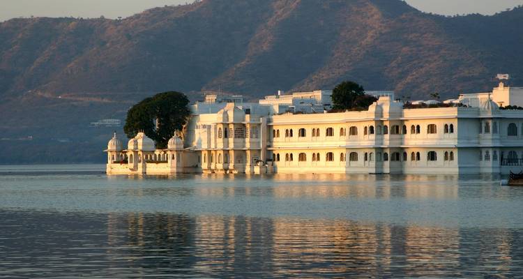 Palais du Lac à Udaipur avec des reflets sur l'eau.