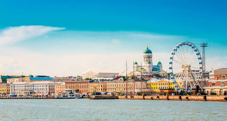 Skyline-Blick auf Helsinki mit Riesenrad und Uferpromenade.