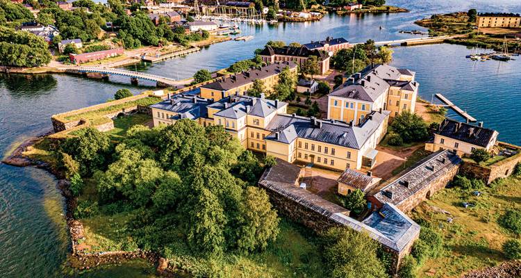 Luftaufnahme der Festung Suomenlinna, umgeben von Wasser.