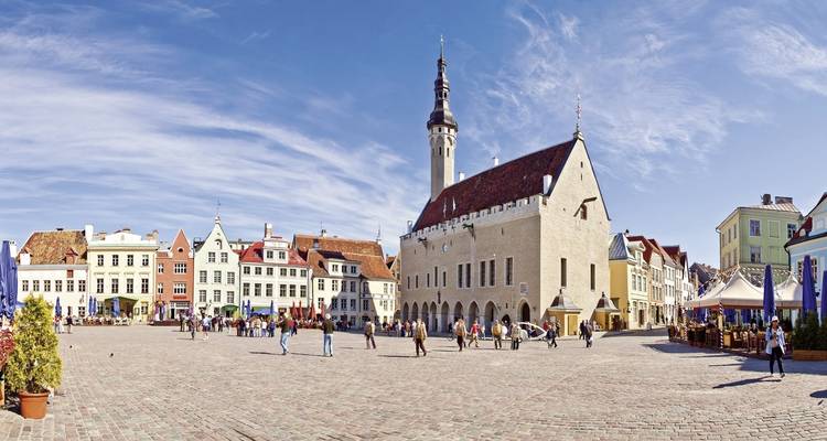 Panoramischer Stadtplatz mit historischen Gebäuden.
