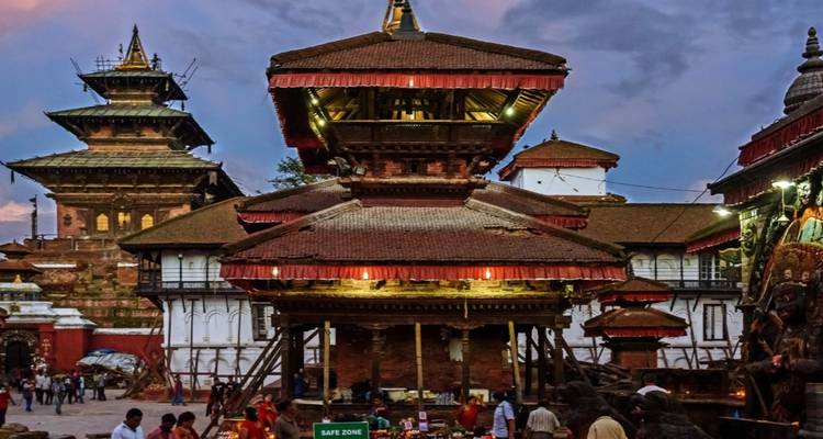 Temples à Kathmandu avec des gens qui marchent.