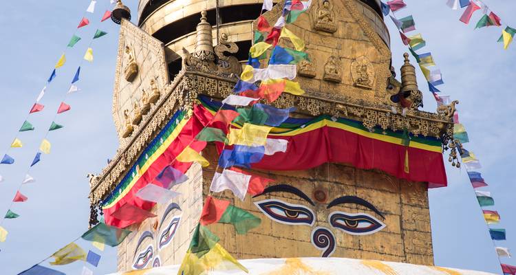 Swayambhunath avec des drapeaux de prière colorés.