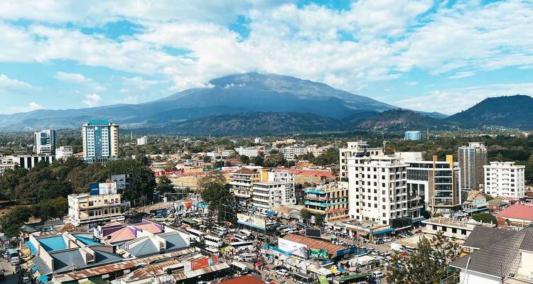 Vista aérea de la ciudad de Arusha con montañas de fondo
