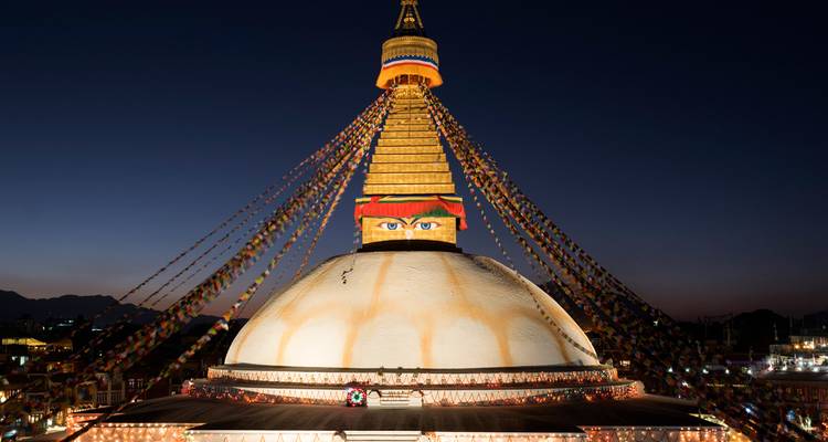 Estupa de Boudhanath iluminada por la noche.