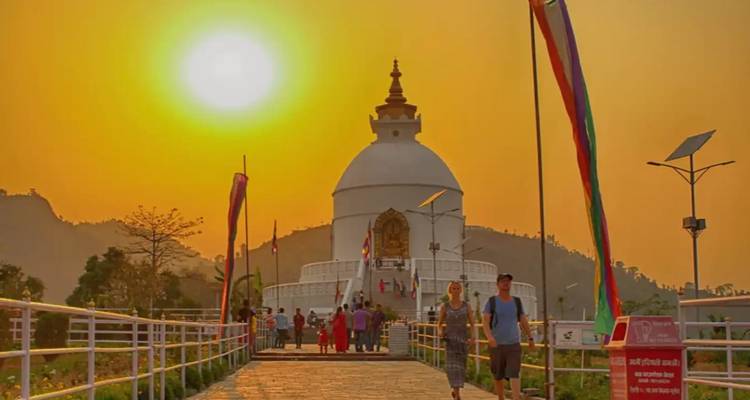 Pagoda de la Paz durante el atardecer con personas caminando hacia ella.