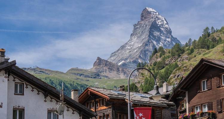 El pintoresco pueblo alpino de Zermatt bajo el imponente pico del Matterhorn cubierto de nieve.