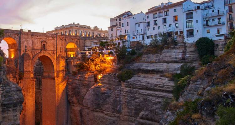 Vue panoramique du pont Puente Nuevo à Ronda au coucher du soleil.