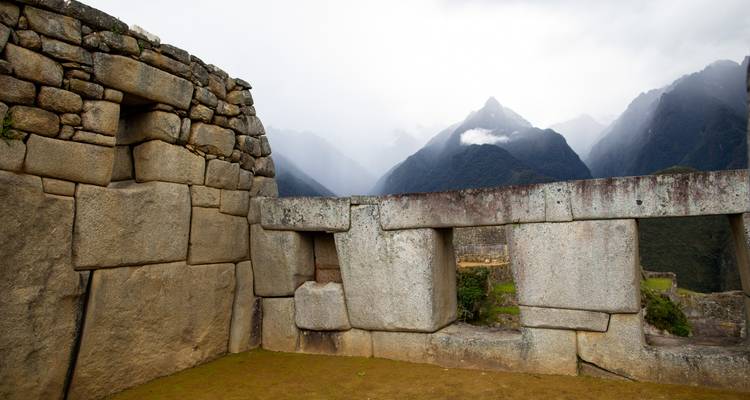Gros plan d'architecture inca en pierre avec montagnes brumeuses