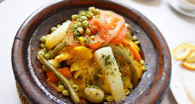 Plat traditionnel marocain dans un pot en céramique.