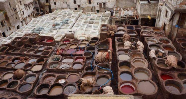 Tannerie traditionnelle avec du cuir teint dans des cuves.