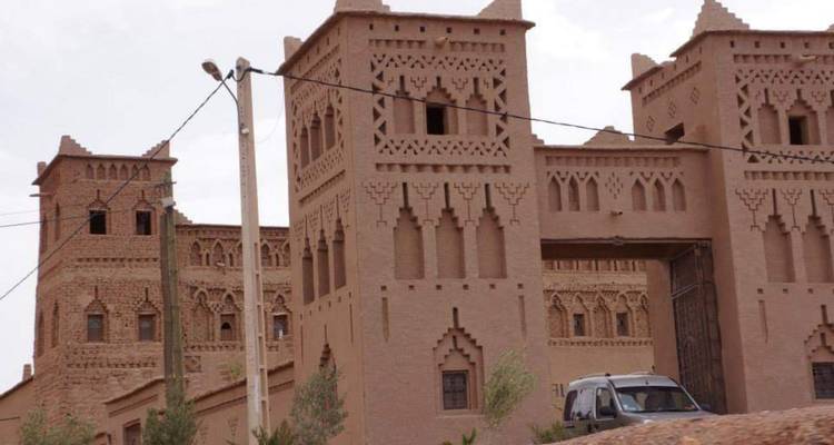 Bâtiments avec une architecture marocaine traditionnelle.