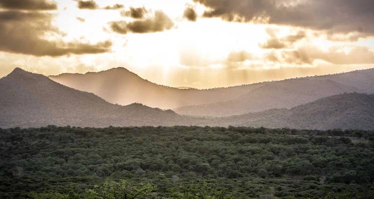 Hermoso paisaje montañoso con rayos de sol atravesando las nubes.