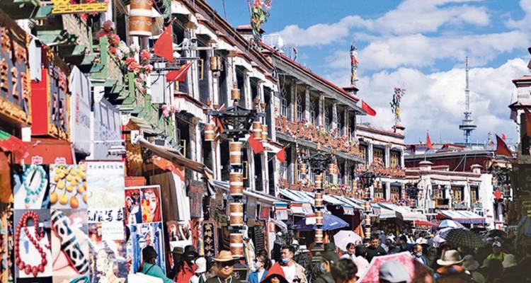 Marché de rue animé avec des drapeaux colorés et une architecture traditionnelle.
