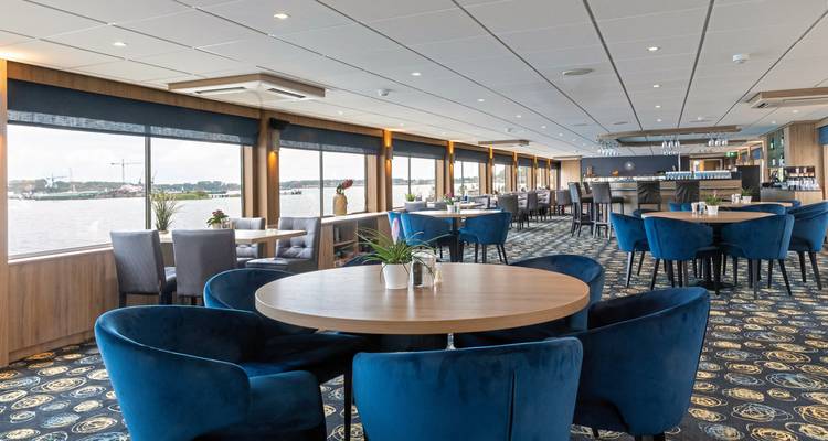 Innenraum eines modernen Loungebereichs auf einem Kreuzfahrtschiff.