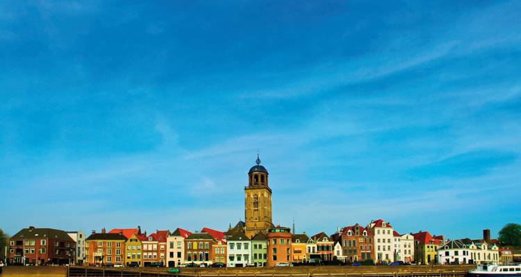 Klare Silhouette einer historischen europäischen Stadt.