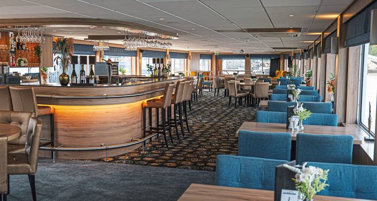 Weitwinkelansicht eines modernen Restaurantinterieurs.