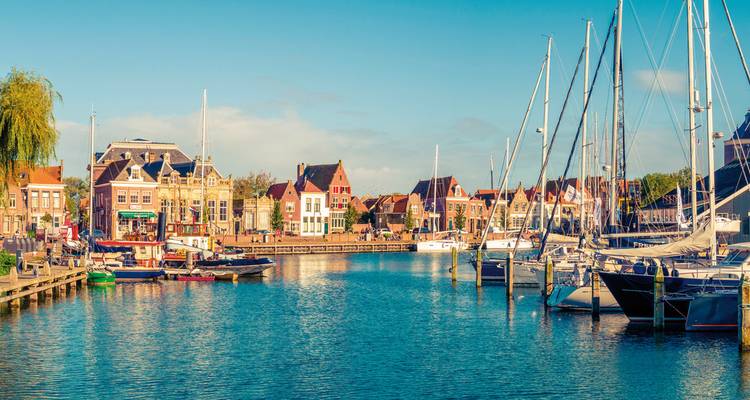 Un port pittoresque avec des bateaux et des bâtiments colorés.