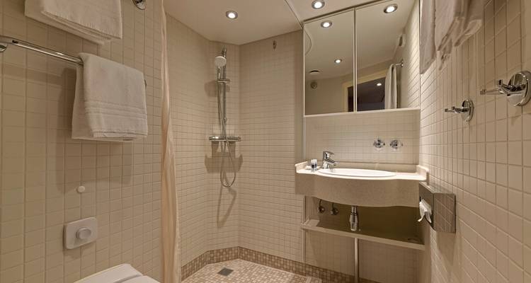 Kleines, modernes Badezimmer mit Dusche.