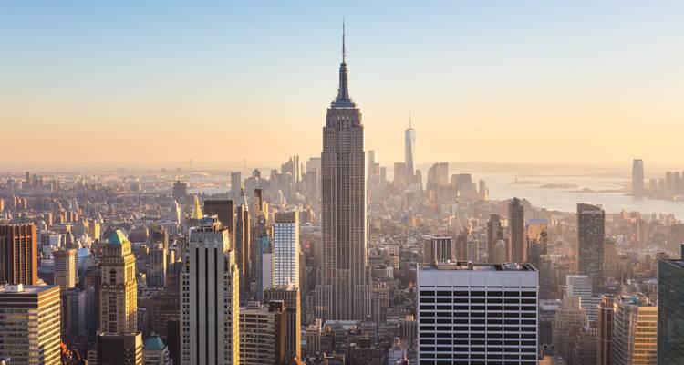 Empire State Building en stadsgezicht bij zonsondergang