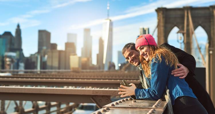 Stel dat elkaar omhelst op de Brooklyn Bridge
