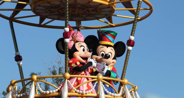 Mickey en Minnie Mouse in een parade