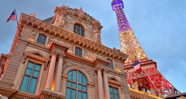 Architecture à thème parisien avec une réplique de la Tour Eiffel à Las Vegas.