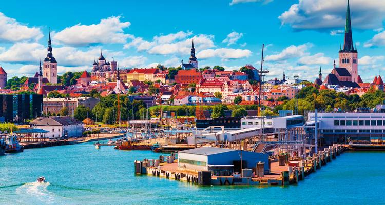 Farbenfrohe Stadtansicht mit markanten Kirchtürmen.