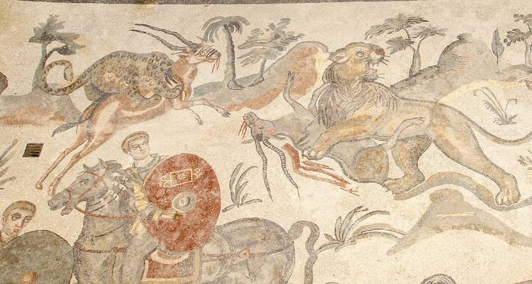 Mosaïque détaillée représentant des scènes antiques avec des animaux et des guerriers.