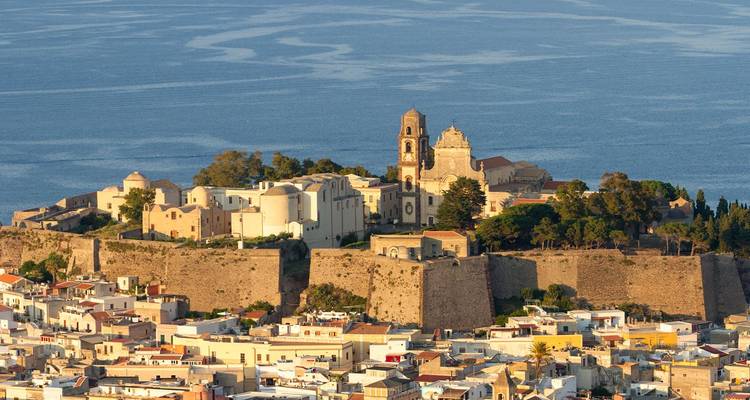 Bergtopvesting op het eiland Lipari omgeven door diepblauw water en groepjes huisjes