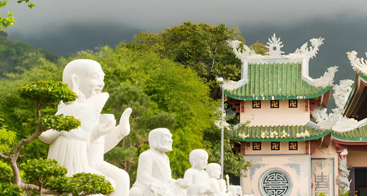 Statuen in der Nähe eines traditionellen Tempelgebäudes