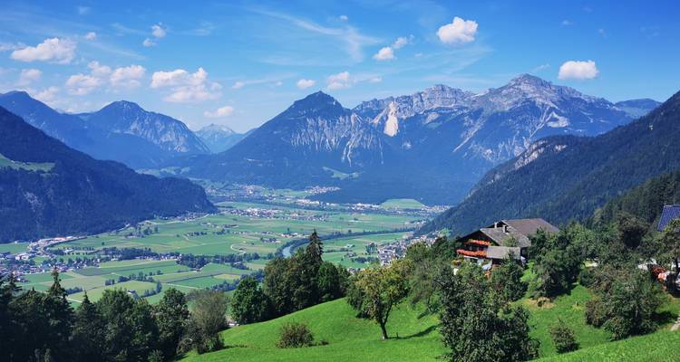 Vue panoramique d'une vallée avec des montagnes en arrière-plan.