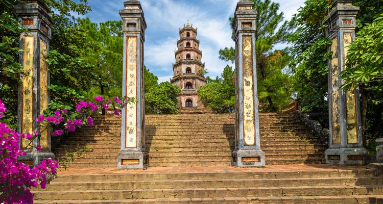 Thien Mu Pagode met bloemen en lucht.