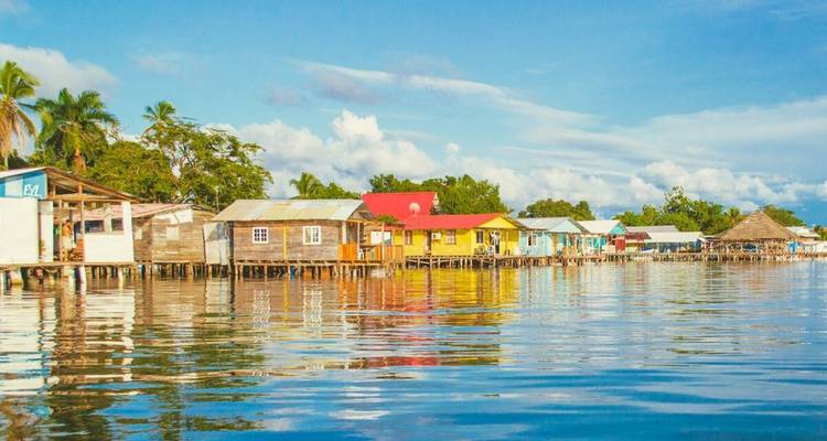 Maisons colorées sur pilotis au bord de l'eau.