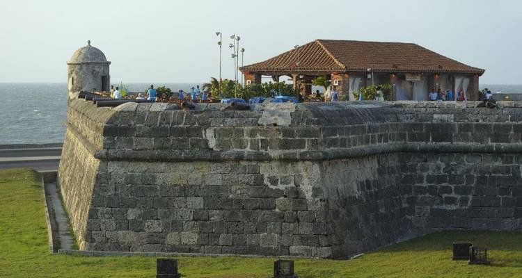 Vieux mur de fort avec vue sur la mer.