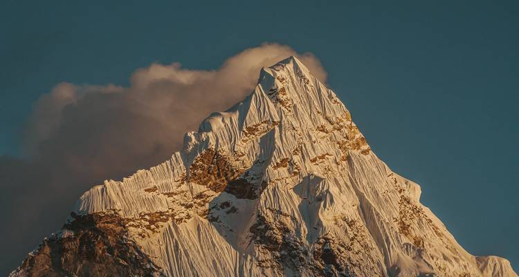 Een majestueuze sneeuwbedekte bergtop bij zonsondergang.