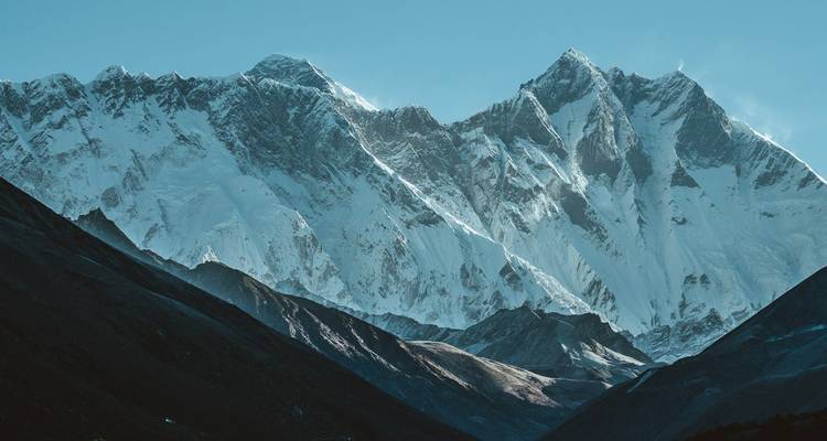 Panoramisch uitzicht op een met sneeuw bedekt berglandschap.